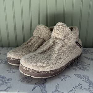 LL Bean cozy Womens size 8 shoes beige slip on fleece pile Booties slippers